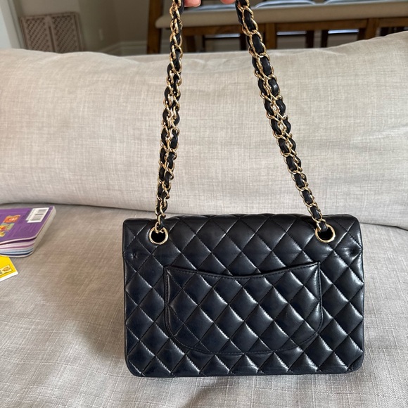 Chanel Black Quilted Shoulder Bag with Gold Chain - Picture 5 of 7